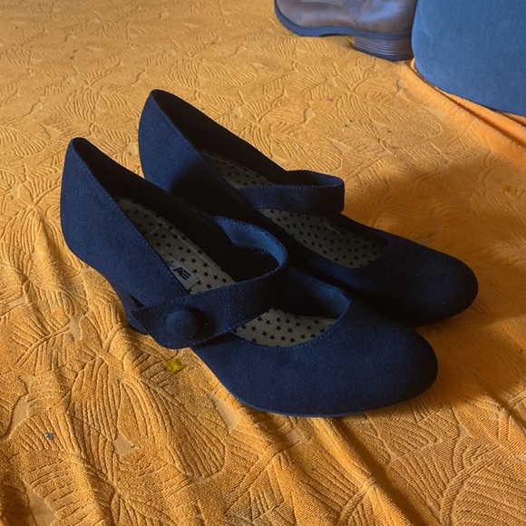 Cutsey low heel black shoes American eagle strap on side - Picture 6 of 7